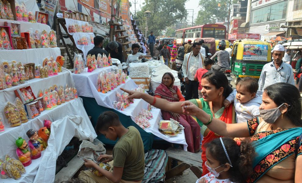 बरेली: लक्ष्मी, गणेश की मूर्तियां भी 40 फीसदी महंगी