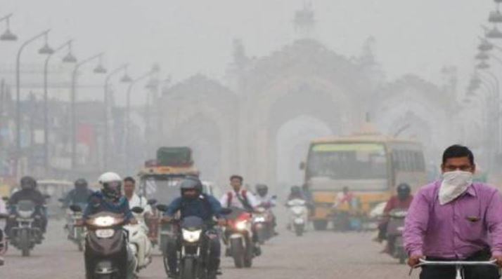 दिल्ली में एक्यूआई 454 पर, घने ‘स्मॉग’ से नहीं मिल रही राहत