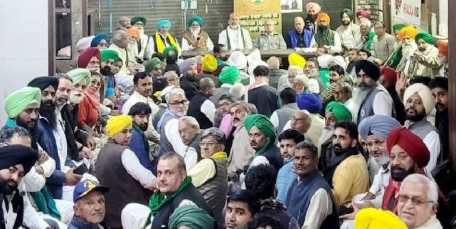 सिंघू बॉर्डर पर हुई बैठक में संयुक्त किसान मोर्चा का फैसला, सभी मांगे पूरी होने तक जारी रहेगा किसान आंदोलन