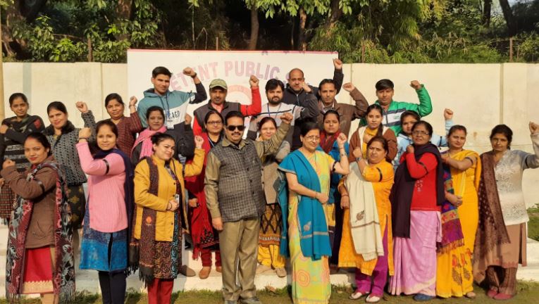 बरेली: शिक्षिका से मारपीट मामले में ISA ने काला फीता बांधकर किया प्रोटेस्ट, शिक्षिका का आरोप- सुनने में हो रही दिक्कत