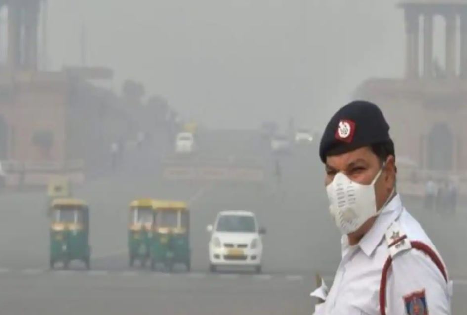 दिल्ली की बिगड़ती हवा को सुधारने में जुटी पुलिस, प्रदूषण-रोधी नियमों का उल्लंघन करने पर किए एक लाख से ज्यादा चालान