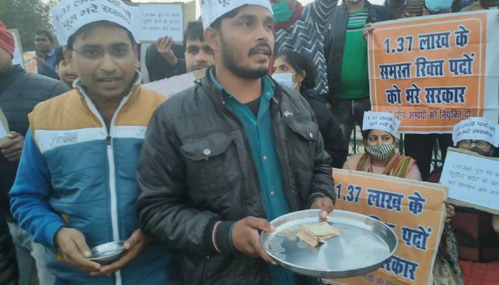 लखनऊ: शिक्षक भर्ती के अभ्यर्थियों ने भीख मांगकर दर्ज कराया अपना विरोध