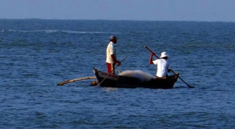 गुजरात: समुद्र में तेज़ हवा और तूफ़ानी लहरों के चलते 12-15 नौकायें पलटीं, कई मछुआरे लापता
