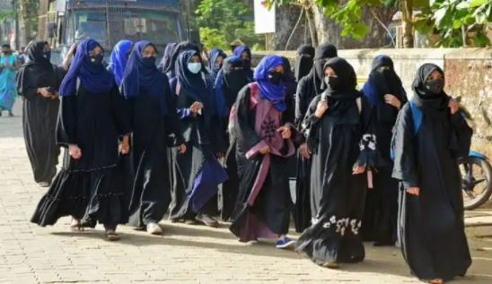 Hijab Controversy: कर्नाटक HC ने दिया निर्देश- सरकार स्कूलों को खोले, कक्षाओं में नहीं ले जा सकते हिजाब और भगवा शॉल