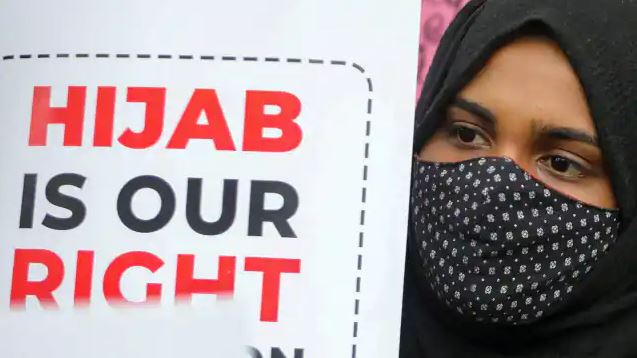Hijab Controversy: सुप्रीम कोर्ट ने दखल से किया इनकार, कहा- हाईकोर्ट में सुनवाई होने दीजिए, हम सही वक्त पर देखेंगे