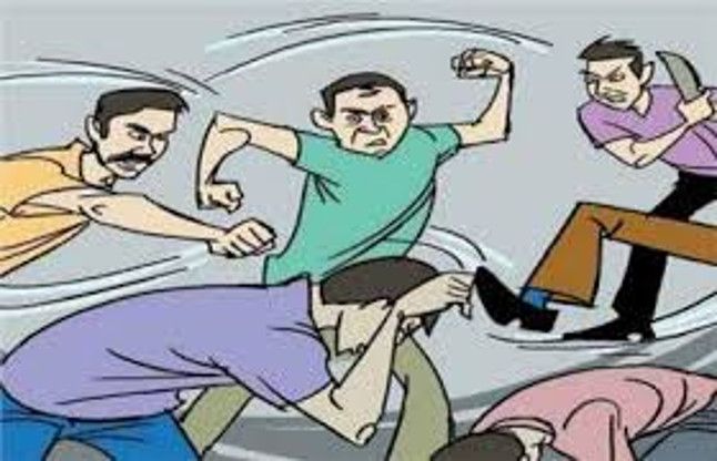 बाराबंकी: चाची-भतीजे की लड़ाई में जमकर चली लाठियां, दोनों पक्षों ने थाने  में दी तहरीर - Amrit Vichar