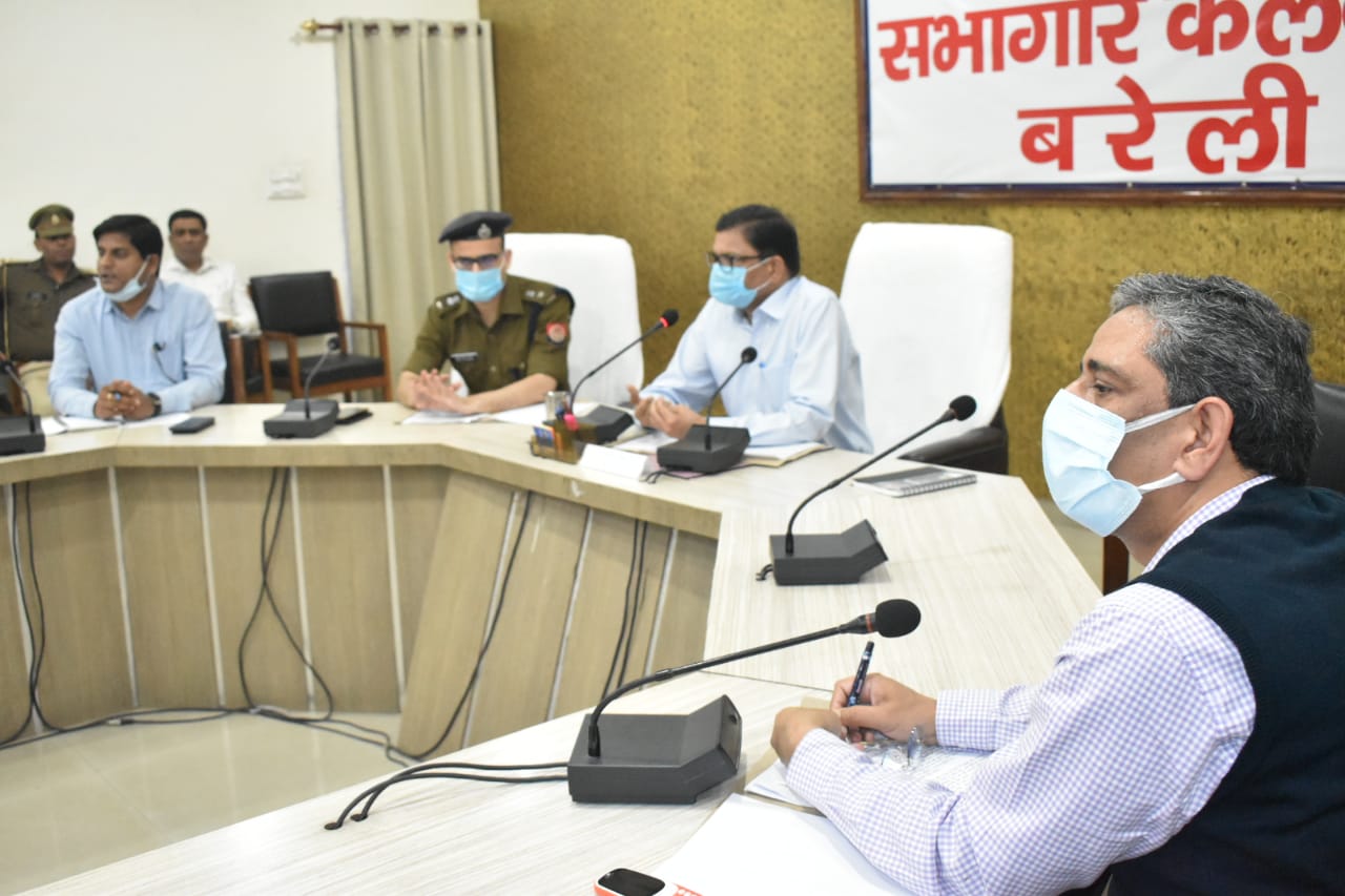 बरेली: कबाड़ियों से खाली बोतलें व पव्वे खरीद शराब का अवैध धंधा कर रहे लोग