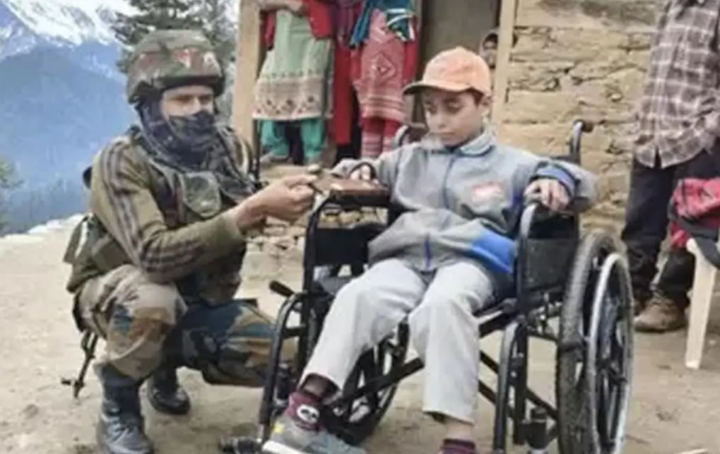 जम्मू-कश्मीर में दिव्यांग बालक की मदद कर सेना ने जीता दिल