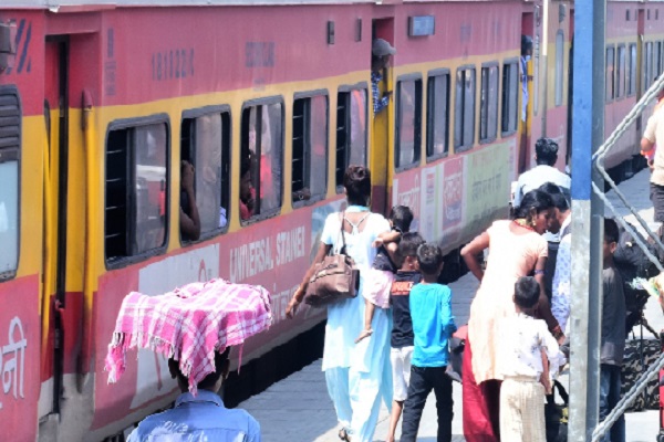 मुरादाबाद : ट्रेनों में नहीं मिल रही सीट, मजबूरी में जुर्माना भुगत रहे रेल यात्री