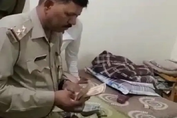 संभल: ‘रिश्वतखोर पुलिस’ का वीडियो वायरल, युवक को छोड़ने के बदले में लिए थे 80 हजार रुपए