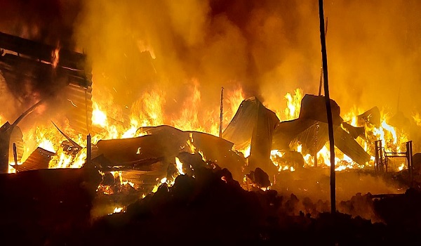 रामपुर : सैफनी में रुई के कारखाने में लगी आग, लाखों का माल जला