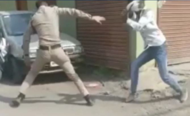 इंदौर में युवक ने पुलिस आरक्षक को दौड़ा-दौड़ाकर पीटा, गिरफ्तार 