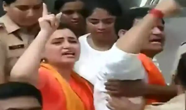 महाराष्ट्र हनुमान चालीसा मामला : नवनीत राणा को थाने लेकर पहुंची पुलिस, सांसद ने देवेंद्र फडणवीस से मांगी मदद