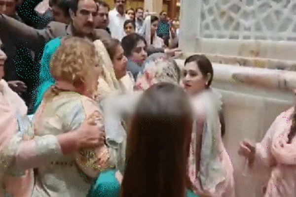 Pakistan: पंजाब विधानसभा में महिला नेताओं के बीच मारपीट, एक-दूसरे के खींचे बाल…देखें वीडियो