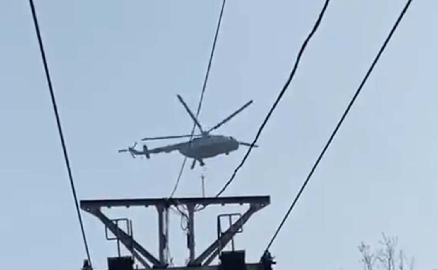 झारखंड रोपवे हादसा: फंसे हुए सभी पर्यटकों को सुरक्षित निकाला गया, एक महिला हेलिकॉप्टर से गिरी
