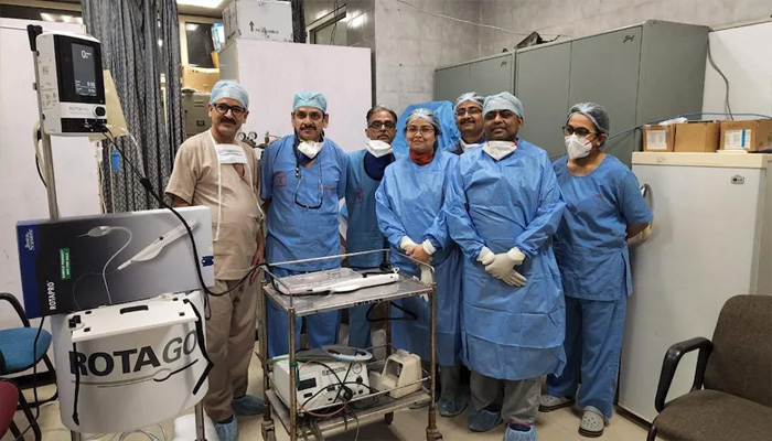 लखनऊ: PGI में ह्रदय की धमनियों में कैल्शियम का हुआ सफल इलाज, निदेशक प्रो. ने टीम को दी बधाई