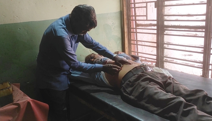 सीतापुर: रास्ते पर निकलने के विवाद में रिटायर्ड शिक्षक पर दबंग ने चाकू से किया हमला, जख्मी
