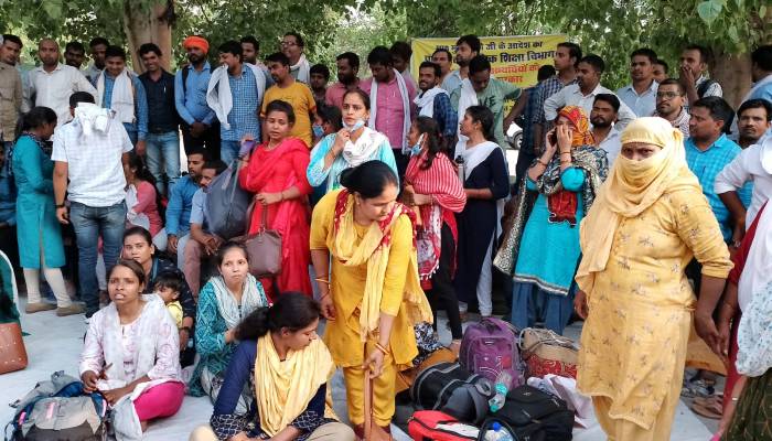 69 हजार शिक्षक भर्ती मामला: महिला अभ्यर्थियों ने भाजपा मुख्यालय पर किया प्रदर्शन