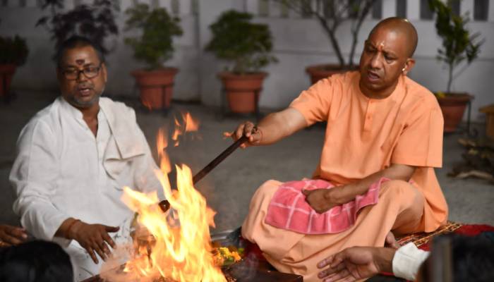 गोरखपुर: महागौरी की पूजा कर मुख्यमंत्री योगी ने किया हवन, कल करेंगे कन्या पूजन