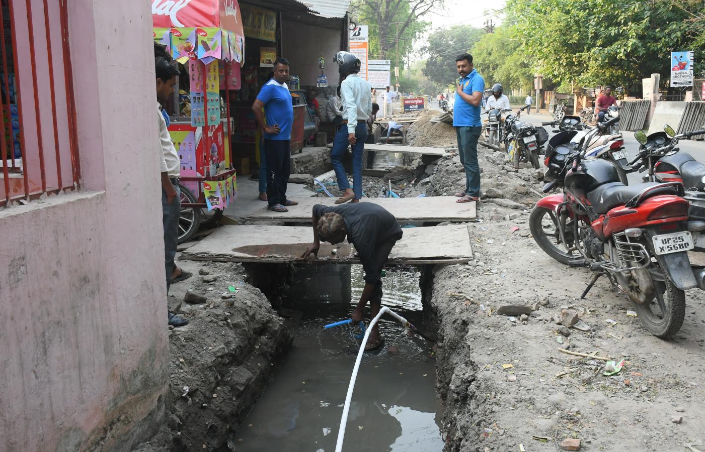 बरेली: डाकखाने के पास लीकेज सीवर से गुजर रही लाइन से पानी पी रहे लोग