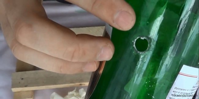 कांच की बोतल में छेद कैसे करें। किसी भी आकार की कांच की बोतल में छेद करने  का एक सरल तरीका बोतल में छेद कैसे काटें