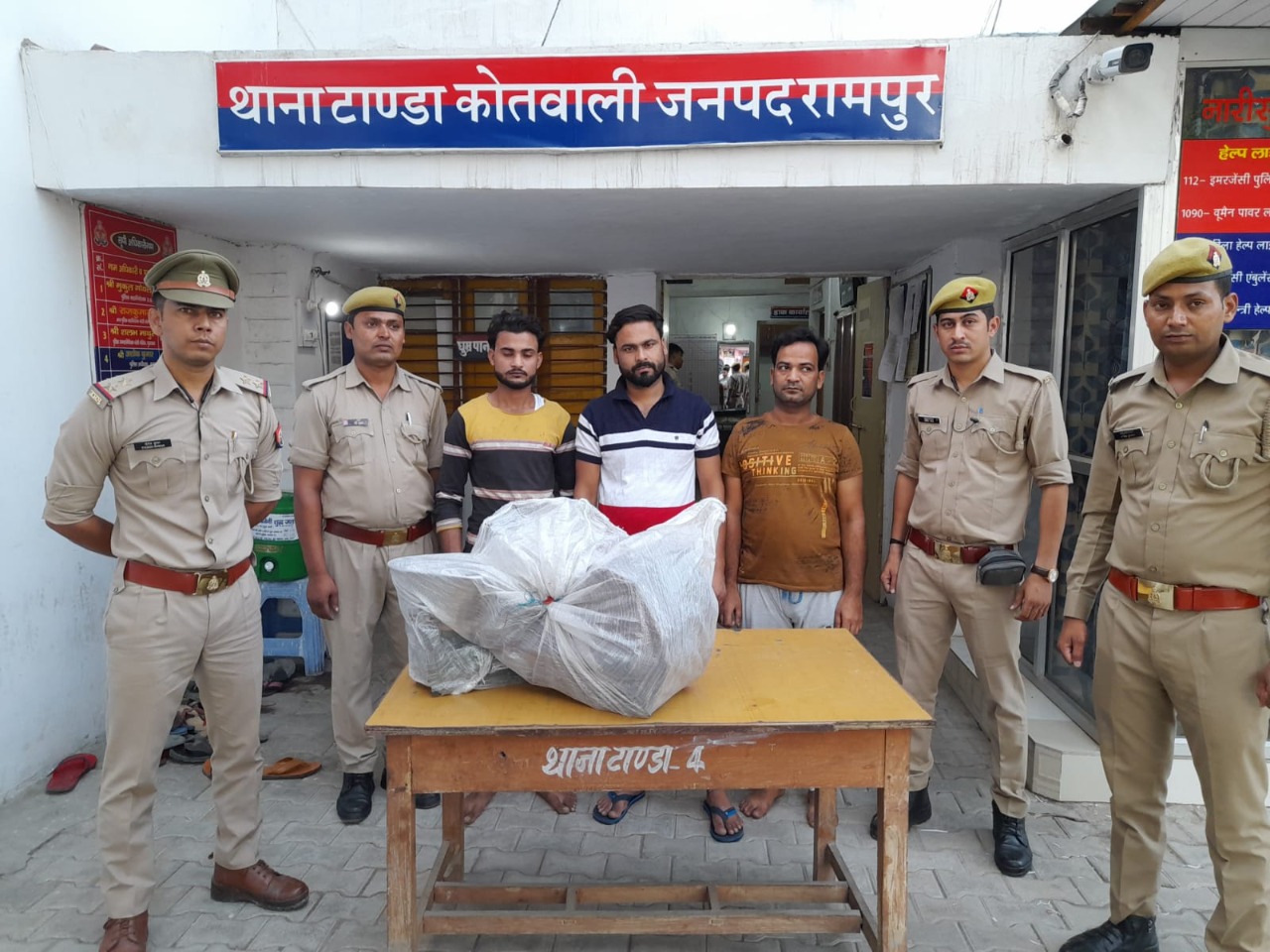 रामपुर: पुलिस ने छापा मारकर दो भैंस, बीस किलो मांस के साथ महिला सहित चार को पकड़ा