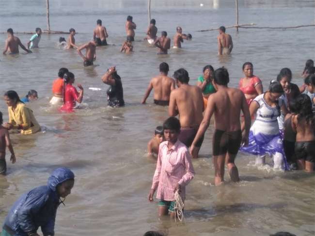 बरेली: 24 घंटे के बाद घटनास्थल से तीन किमी दूर मिला गंगा स्नान के वक्त डूबे अभिनव का शव