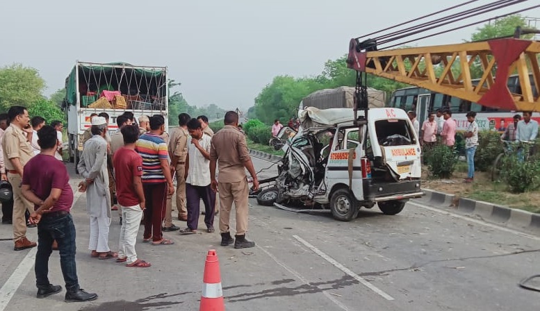बरेली में बड़ा हादसा : डीसीएम में घुसी एंबुलेंस, चालक समेत सात लोगों की मौत
