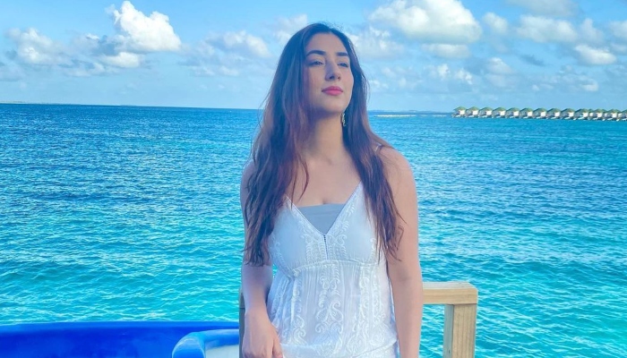 समंदर किनारे White Dress में दिखीं Disha Parmar, अपने स्टाइल से फैंस हुए फिदा, देखें PHOTOS