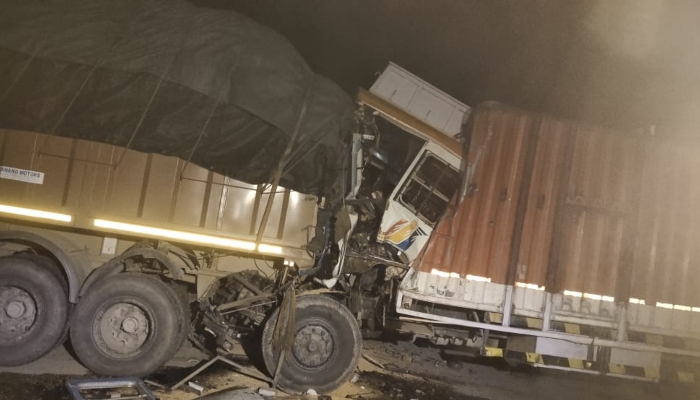 उन्नाव: एक्सप्रेस वे पर खड़े ट्रक से भिड़ा दूसरा ट्रक, चालक की मौत, क्लीनर की हालत गंभीर