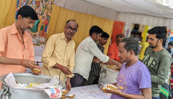 बहराइच: दूसरे बड़े मंगल पर लोगों ने ग्रहण किया प्रसाद, मंदिरों में सुबह से शुरू हुई पूजा अर्चना