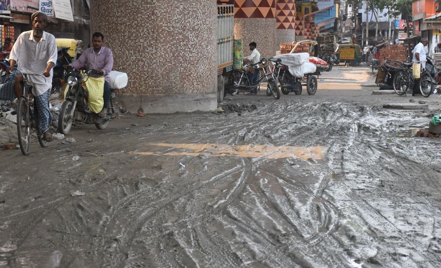 बरेली: एक माह से बन रही सड़क अधूरी, राहगीर परेशान