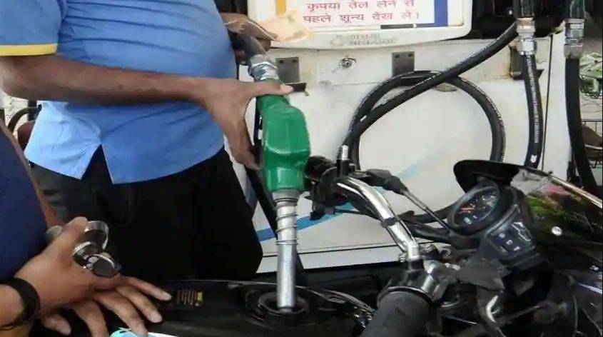भोपाल में उत्पाद शुल्क कटौती के बाद पेट्रोल 9.49 रुपये, डीजल 7.26 रुपये लीटर हुआ सस्ता 