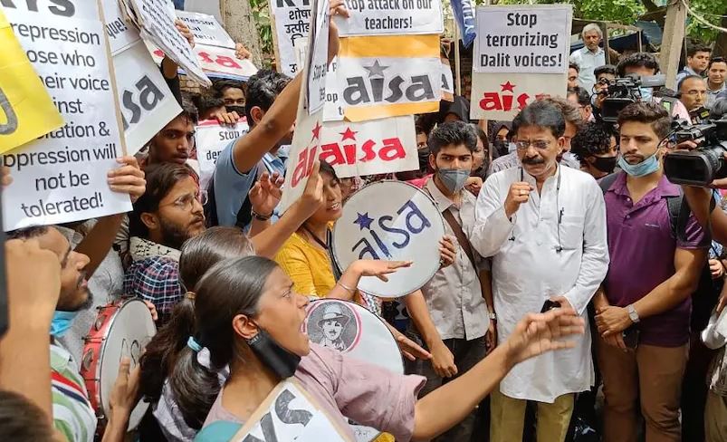 दिल्ली यूनिवर्सिटी के प्रोफेसर की गिरफ्तारी पर हंगामा, छात्रों ने किया प्रदर्शन