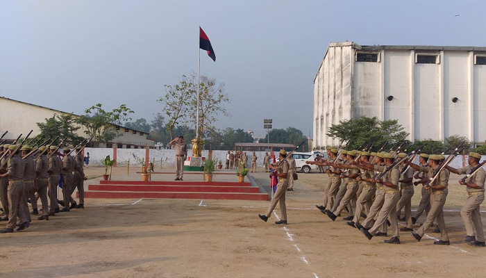 गोरखपुर: SSP ने परेड में पुलिसकर्मियों को लगवाई दौड़, शारीरिक व मानसिक रूप से फिट रहने के दिए निर्देश