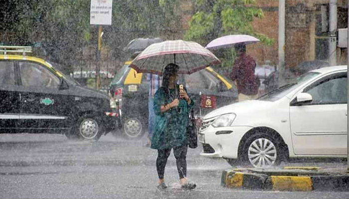 UP Weather News: प्रदेश के इन जिलों में हो सकती है बारिश, लोगों को गर्मी से मिलेगी राहत