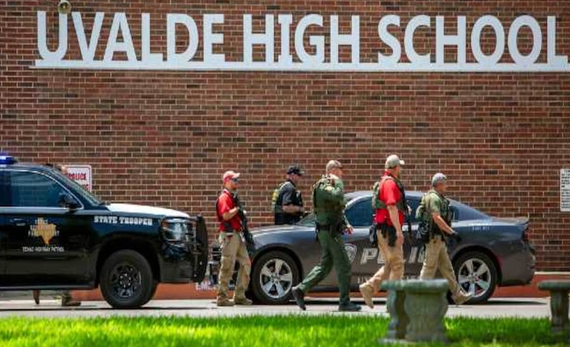 टेक्सास के स्कूल में गोलीबारी, 18 बच्चों समेत 21 लोगों की मौत 
