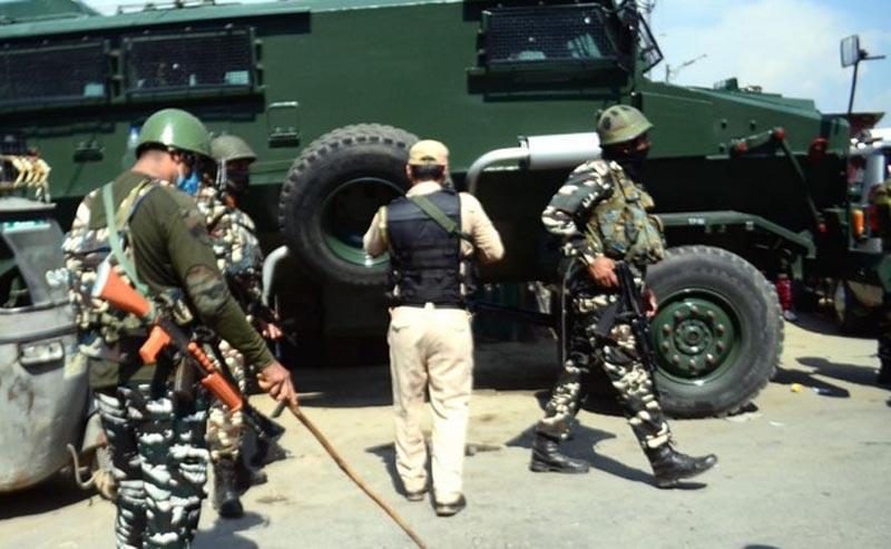 जम्मू-कश्मीर: पुलवामा में आतंकवादी हमला, पुलिसकर्मी घायल