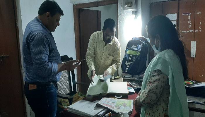 सीतापुर: एसडीएम ने किया मंडी समिति का औचक निरीक्षण, बाबू को लगाई फटकार