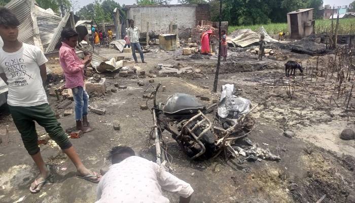 कुशीनगर: आग लगने से 40 घर जलकर खाक, लाखों की हुई क्षति