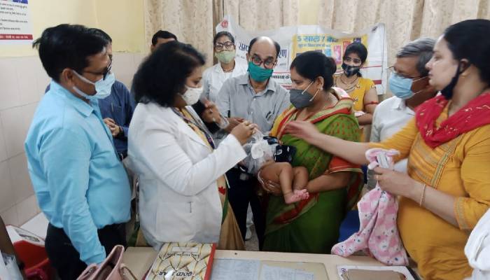 रायबरेली: जिला महिला चिकित्सालय में बच्चों को दवा पिलाकर हुआ मिशन इंद्रधनुष अभियान का शुभारंभ