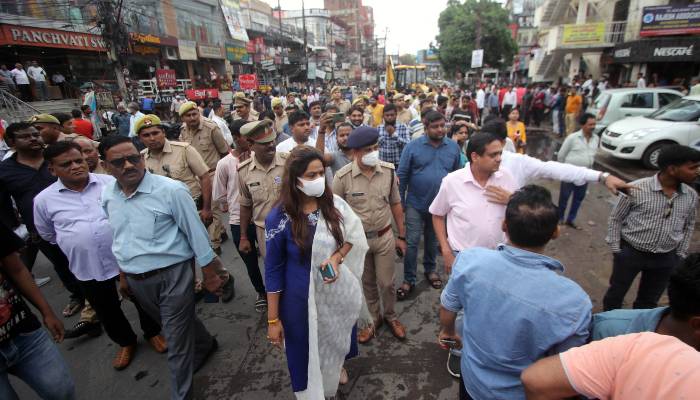 लखनऊ: भूतनाथ मार्केट में विरोध के बीच नगर निगम ने हटाया अतिक्रमण, व्यापारियों ने लिया यह संकल्प