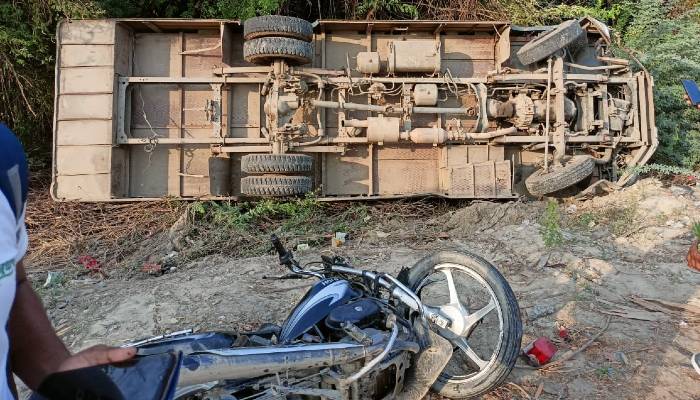 हरदोई में दर्दनाक सड़क हादसा: बाइक को टक्कर मारने के बाद पलटी बस, चार की मौत, 6 से अधिक घायल