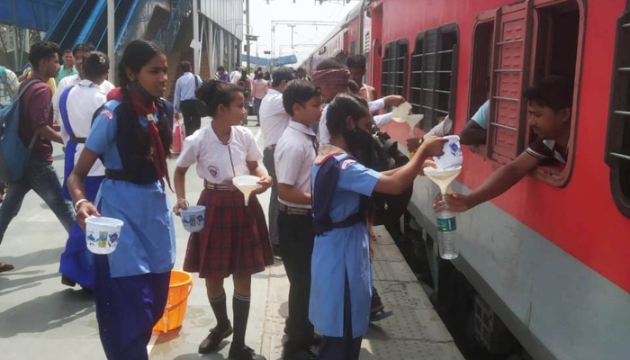 अयोध्या कैंट स्टेशन पर चला जल सेवा अभियान, बच्चों ने यात्रियों को पिलाया पानी
