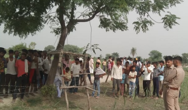 संभल : रजपुरा में पेड़ पर लटका मिला युवक का शव, हत्या की आशंका