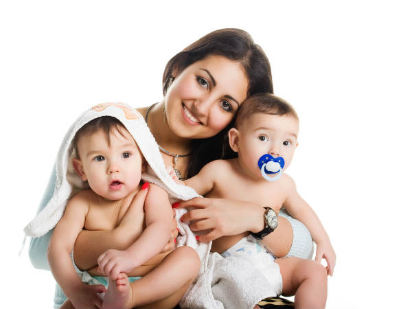 अकेले ही प्रीति जिंटा कर रही है जुड़वा बच्‍चों की देखरेख, जानें कैसे Twins  का रखें ध्‍यान | Preity Zinta Twins Baby Care: Tips to take care of Twin  Babies in Hindi -