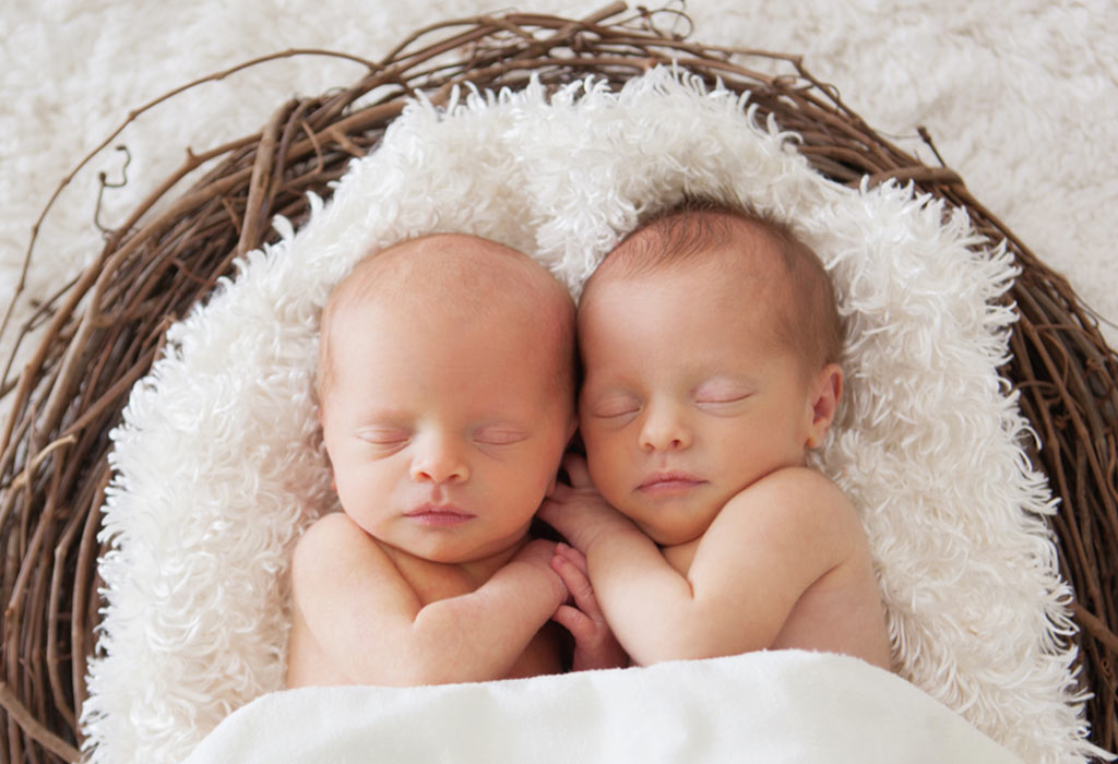 ट्विन्स बच्चों की केयर करने के 10 जरूरी टिप्स | Twins Baby Care Tips in  Hindi