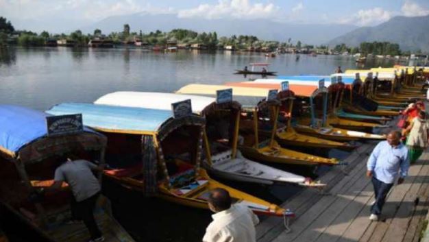 जम्मू-कश्मीर: इंसानियत की पेश की मिसाल, डल झील में डूबती हाउसबोट के मालिक ने 7 पर्यटकों की बचाई जान