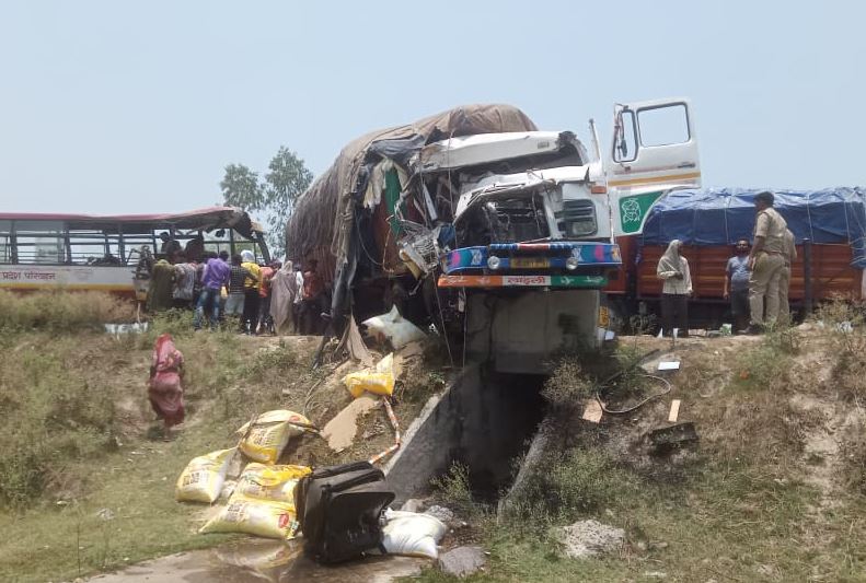 लखीमपुर-खीरी: ट्रक व अनुबंधित बस की टक्कर में चालक-परिचालक समेत पांच की मौत, 20 यात्री घायल