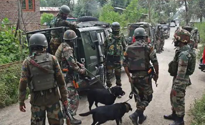 जम्मू-कश्मीर के अनंतनाग में मुठभेड़, सुरक्षा बलों ने हिजबुल कमांडर को किया ढेर